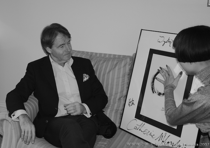 Steven Spurrier, Chairman of the World Wine Awards with Drue Kataoka's Enso 2008